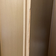 Reikia sutvarkyti vidaus durų kraštą (užlaminuoti) ir apvadą.