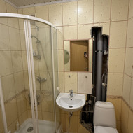 Reikia išklijuoti plyteles