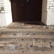 Reikia pilnai atstatyti įėjimo į daugiabučio laiptinę laiptus