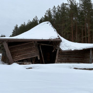 Reikia nuimti dalį nuo sniego įgriuvusio ūkinio pastato stogo.Griovimo darbai