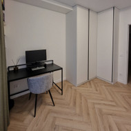 Uždaros lentynos ir knygų lentyna