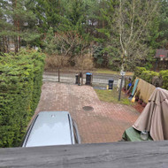 Sutvarkyti kiemą iš abiejų namo pusių : trinkelių valymas, skaldos apie želdinius pylimas