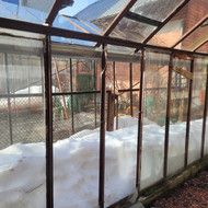 Reikia pakeisti 6 dūžusius šiltnamio stiklus