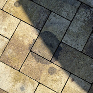 Trinkelių nuo mašininės alyvos valymas