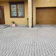 Ieškau kas perklotų trinkeles, nes labai išsikilojo