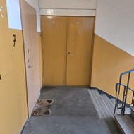 Durų montavimas daugiabučio laiptinėje