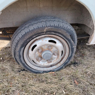 Su plyšo galinė padangų Ford transitTechninė pagalba kelyje