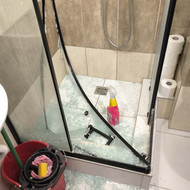 Dušo kabinos durų keitimas