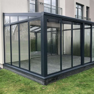 Aliumine terasos stogine su stikliniu stogu, šonais