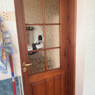 Turime medines duris su išdužusiu stiklu, kurį reikia pakeisti