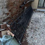 Sutvarkyti metalinius turėklus