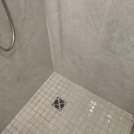 Pakeisti silikoną dušo plytelių kampuose