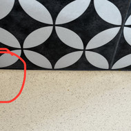 Virtuvės baldai - stalviršio ir sienos jungiamosios juostos sudėjimas