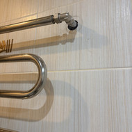 Gyvatuko vamzdelis sienoje prakiuro