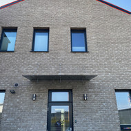 Reikalingas asmuo, kuris galėtų patikrinti, priveržti ir tinkamai pritvirtinti stogo kraigo skardas