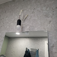 Vonioje pakabinti veidrodį ir šviestuvą (gręžimas į plyteles)