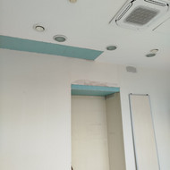 Užglaistyti gipso kartono įmontuoto i lubas tarpus ir nudažyti lubas.Lubų plotis~30 kv.m.aukšt 3,4