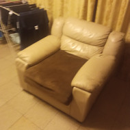 Aptraukti sofą ir vieną išskleidžiamą fotelį panašios spalvos dirbtine oda