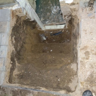 Subetonuoti laiptus ir atraminę sienelę laiptams i rūsį