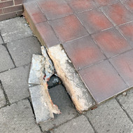 Sutvarkyti prie laiptinių esančių “pakylų” išorinę dalį