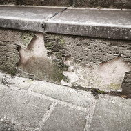 Reikalinga sutvarkyti apatinę fasado dalį, po žiemos pradejo trupėti