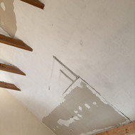 Pritvirtinti MDF dailylentes prie šlaitinių lubų