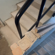 Pagaminti laiptų porankį tvirtinamą ant pertvarinės plytų sienelės