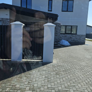 Reikalinga iškasti ir išbetonuoti  8 pamatukus tvoros kolonom.