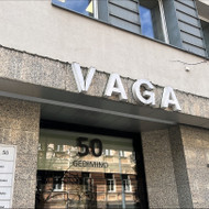 Reikia išvalyti stogelio akmenį ir logo