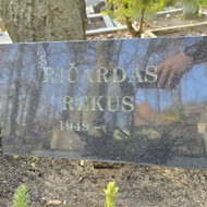 Raidžių ir portretų kalimas ant paminklo