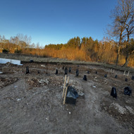 Reikę iš namo vidaus išvežti su karučiu visą žemę.