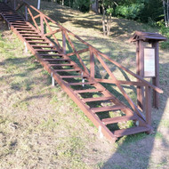 Mediniu lauko laiptu irengimas