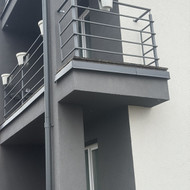 Įstiklinti balkono turėklo kampą