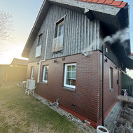 Nuvalyti ir perdažyti medinę namo dalį