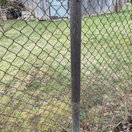 Ieškau tvoros montuotojo – skardos tvora ant senų kuolų, 40 m ilgio (Karmelava)