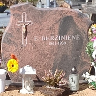 Reikalinga iškalti raides ant paminklo Kaune