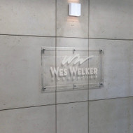 Reikia įmonės spalvotos reklaminės stiklinės skaidrios iškabos pasikabinti prie ofiso