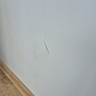 Reikia vietomis tinkuoti sienas ir perdažyti, taip pat sutvarkyti palangių kampučius