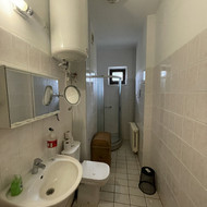 Ieškau meistro (-ų), galinčio atlikti vonios kambario sienų plytelių klojimo darbus