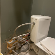 Apdailos meistro, kad paslėpti wc vamzdžius