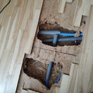Parketą sudėjimas po vamzdžio remonto