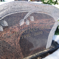 Raidžių ir portretų kalimas ant paminklo