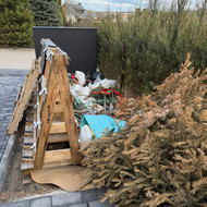 Reikia išvesti mišrias ( pos statybų ) likusias šiukšles. Mažoji Riešė.