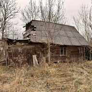 Išardyti apgriuvusį kluoną, rąstų