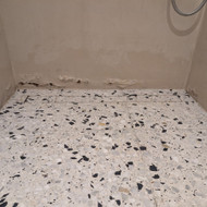 Sutvarkyti mikrocementu/hidroizoliacija sieną vonioje