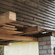 Reikia pakelti medinį ūkinį pastatą apie 70 cm., ir išbetonuoti mono ruožą.