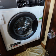 Baldų durelėse reikia perstatyti vyrius