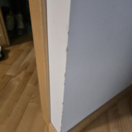 Reikia sutvarkyti sienos kampą (nubraižytas/atmuštas) ir užtaisyti įtrūkusią siūlę tarp sienų