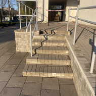 Ieškoma įmonė ar meistras įrengti taktilines juostas prie laiptų (iš trinkelių)