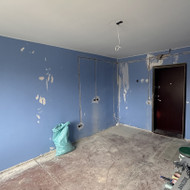 Ieškau meistro, kuris galėtų užtaisyti štrobas, perdažyti sienas ir lubas bei sudėti laminatą